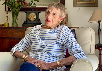 Banner Nina Russell 6190